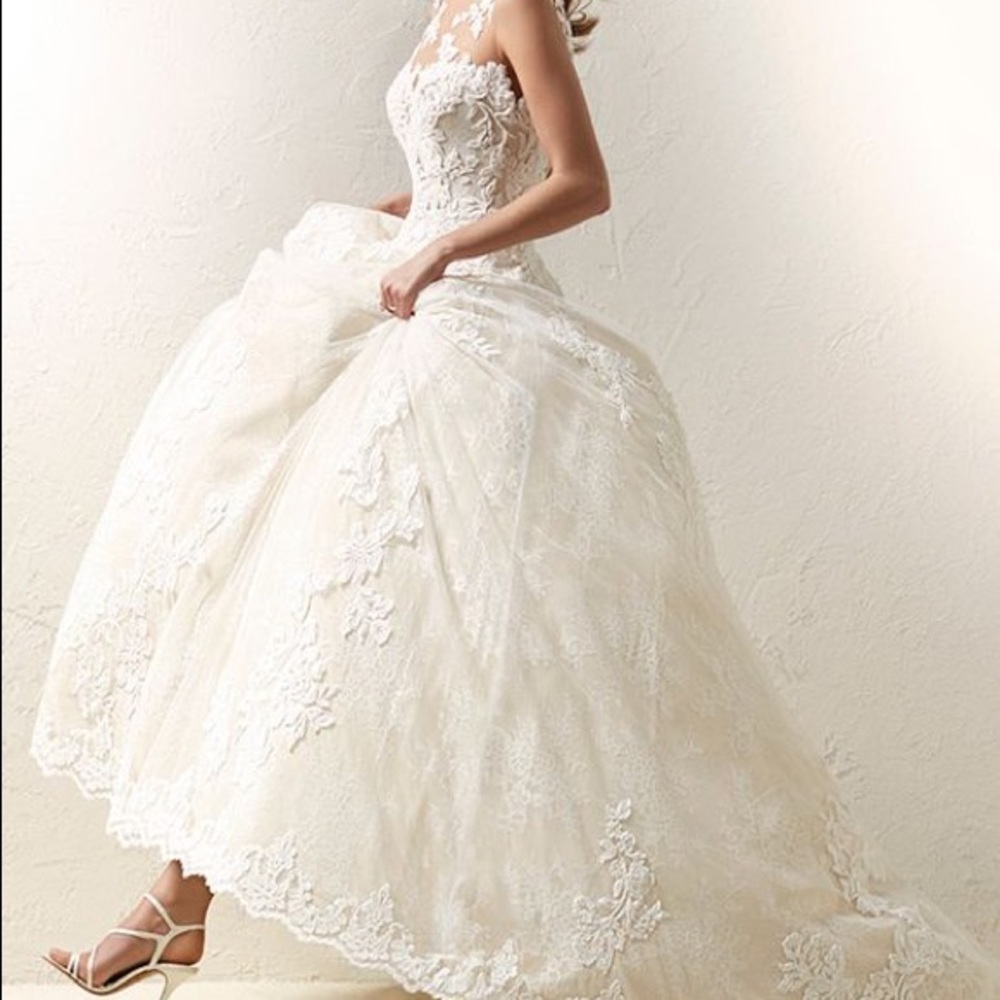 Gorgeous, NEW, Never Worn, Sz 12 Kleinfeld’s Wedding Dress, still in box!